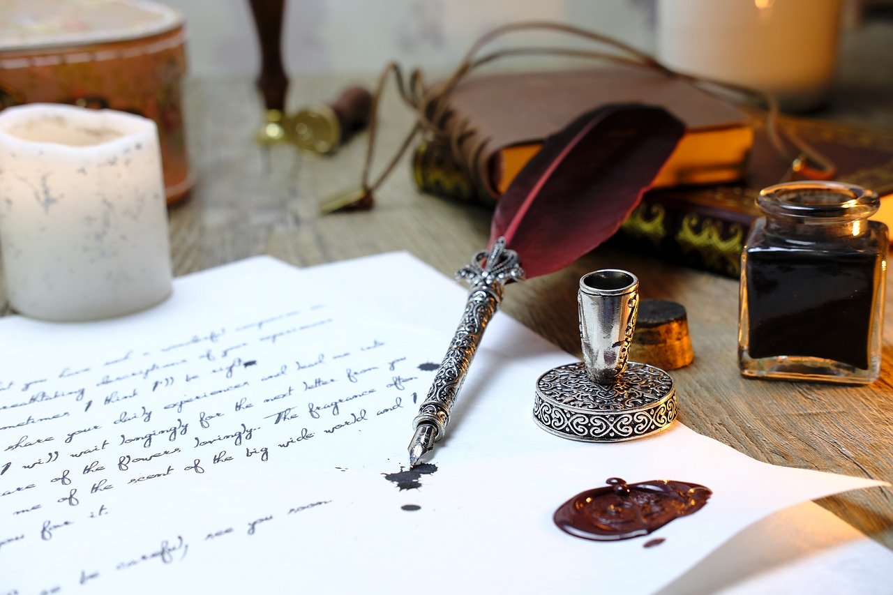plume d'écriture sur feuille
