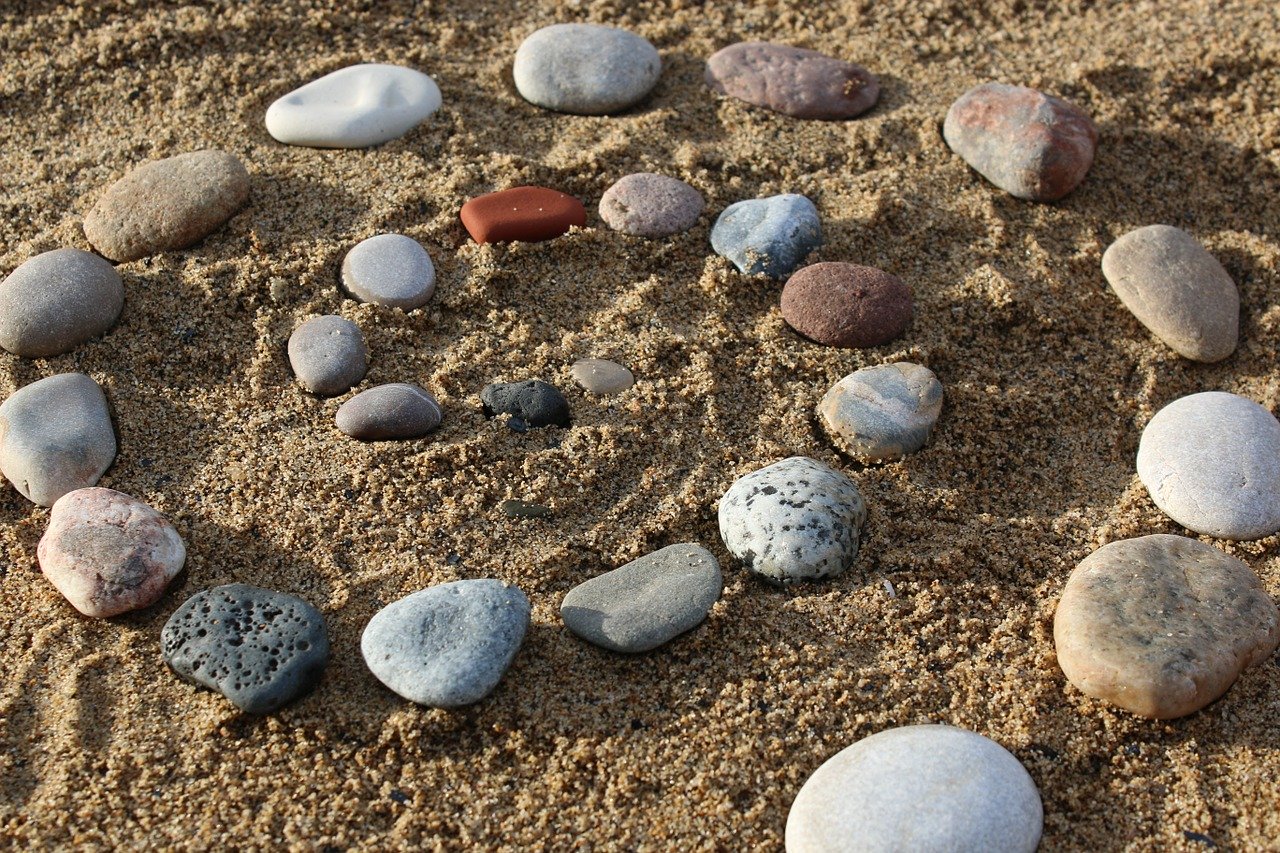 spirale de cailloux sur le sable