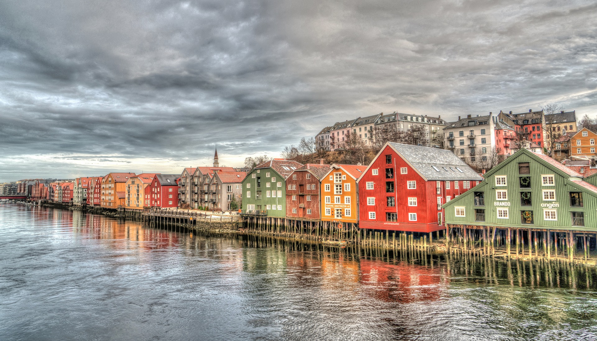 maisons colorées des pays nordiques en bord de fleuve