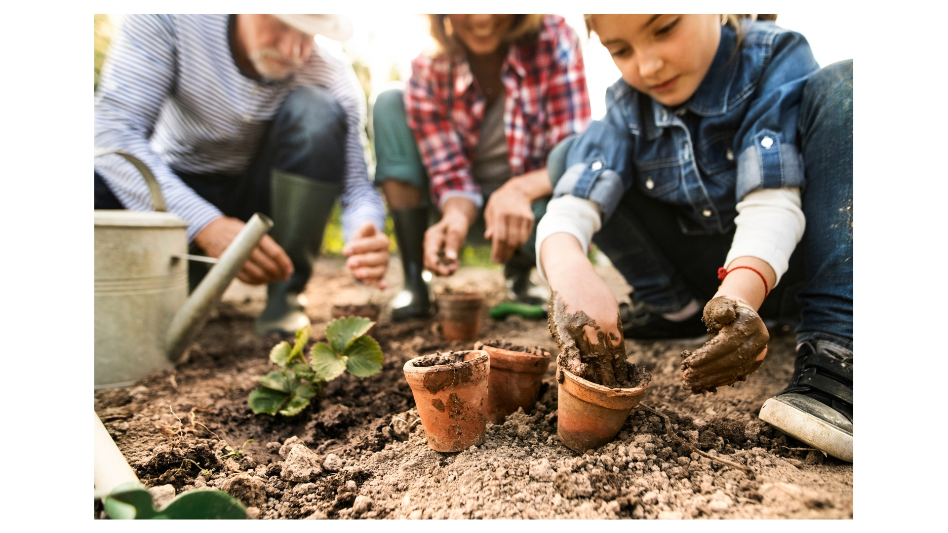 Enfant et adultes cultivant un jardin 