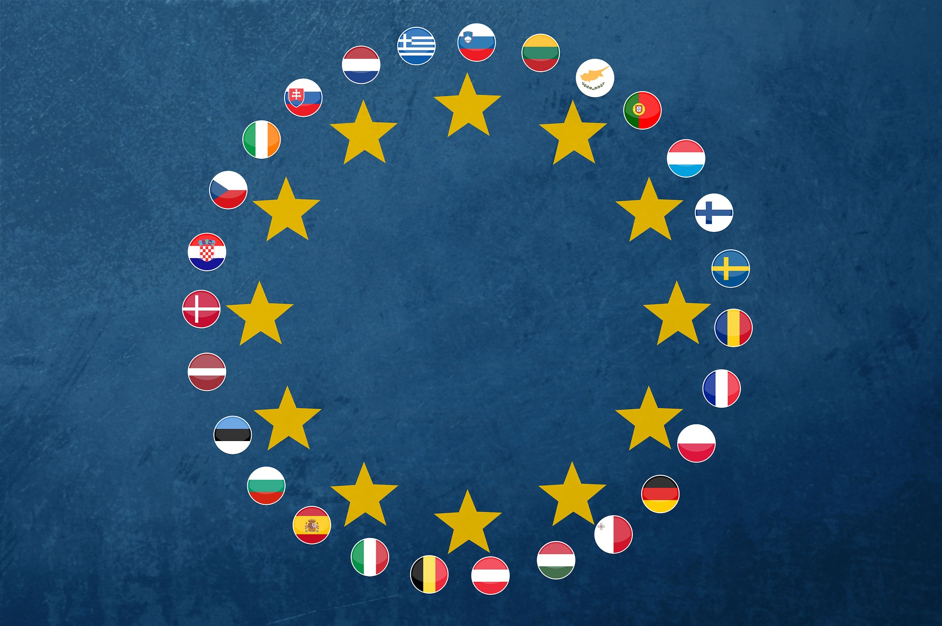 Drapeaux des 27 pays composant l'Europe en cercle avec des étoiles autour et sur fond bleu