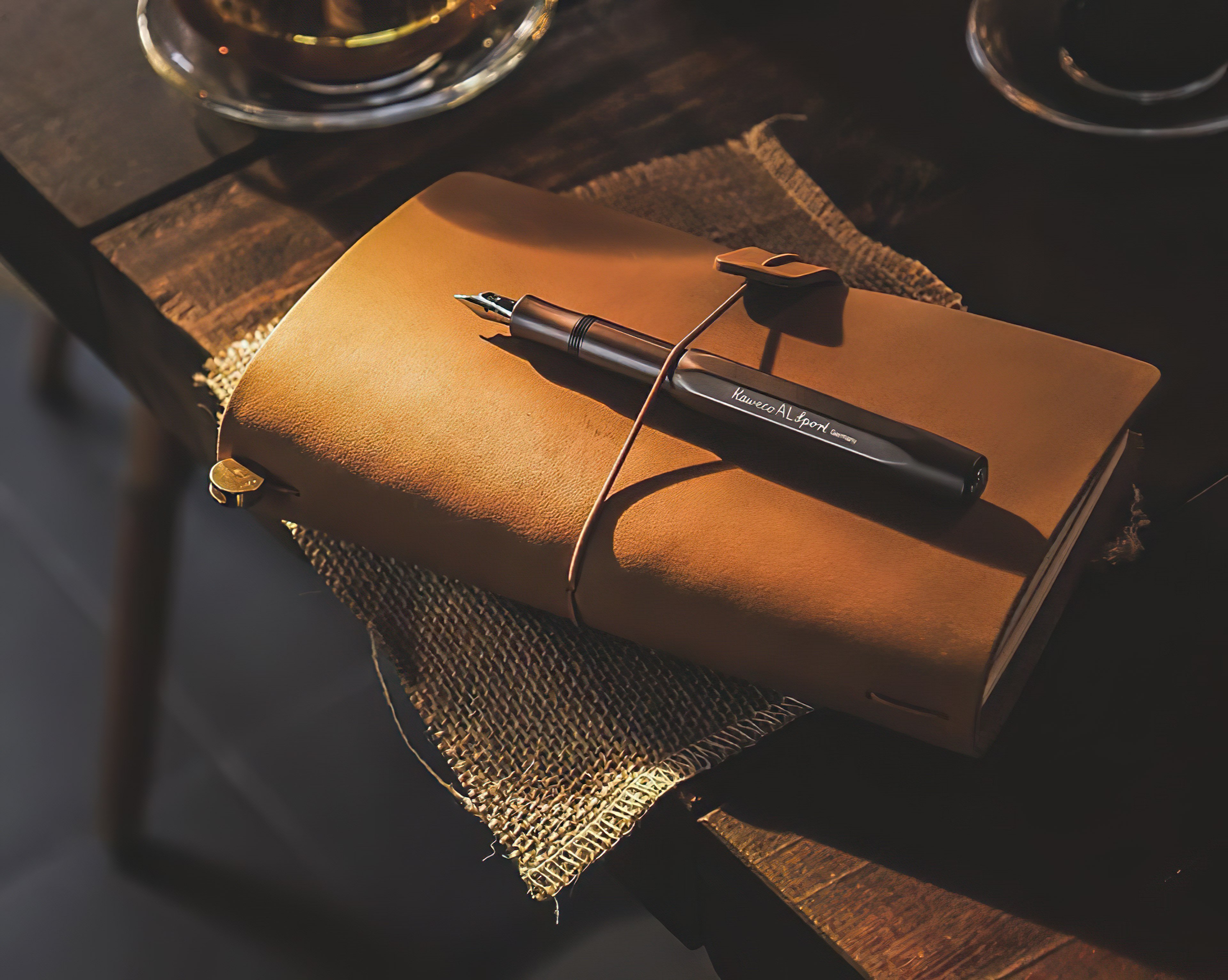 livre posé sur une table avec un stylo à plume dessus
