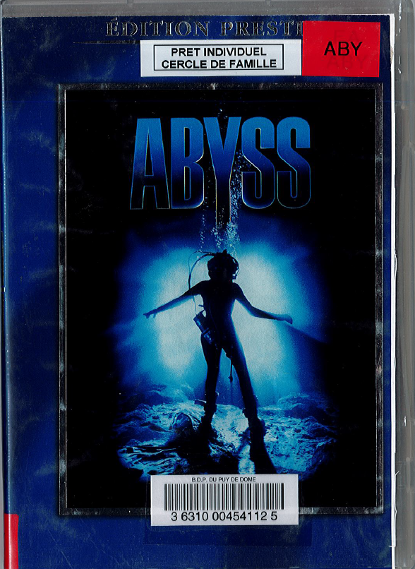Titre film Abyss avec personnage sur fond bleu