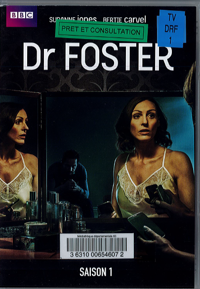 Titre série TV Dr Foster, femme se regardant dans miroir