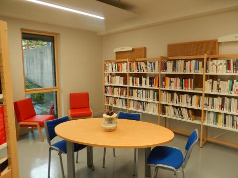 vue intérieure mobilier bibliothèque parent