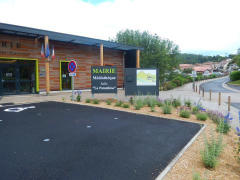 vue extérieure entrée pole communal parent