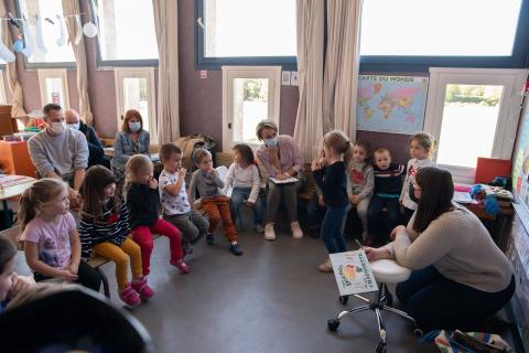Echanges avec les enfants dans une classe