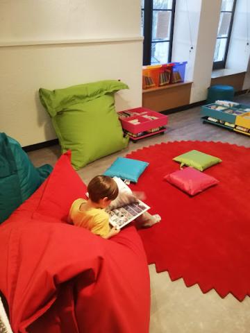 jeune lecteur sur un fatboy