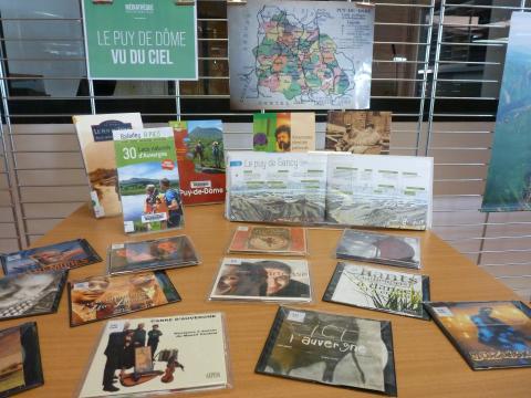 Livres présentés sur une table en bibliothèque