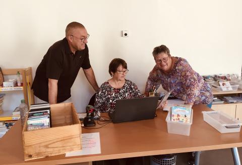 Joël Coulon et 2 bénévoles de la médiathèque discutant