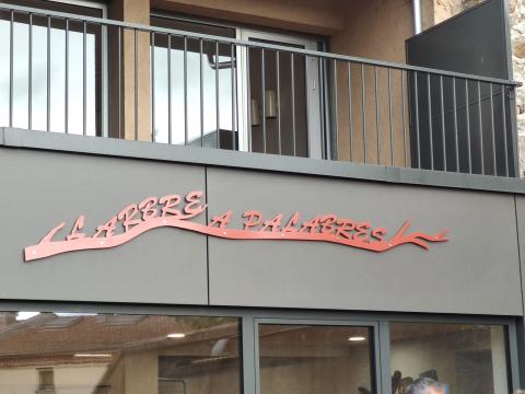 Façade de la bibliothèque de Coudes