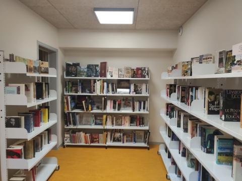 Intérieur de la bibliothèque de Coudes