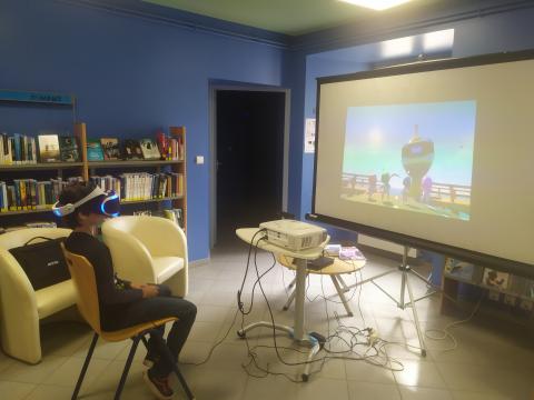 Jeunes testant la réalité virtuelle avec le kitnum de la MD63
