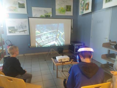 Jeunes testant la réalité virtuelle avec le kitnum de la MD63