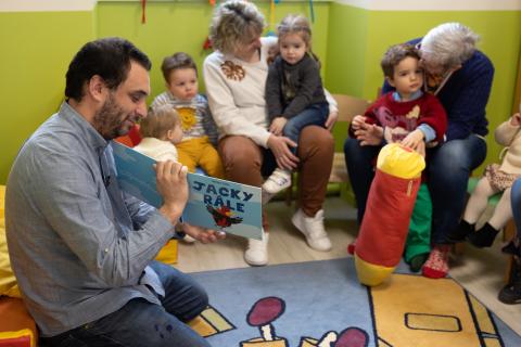 Adrien Calla lit l'album à des enfants