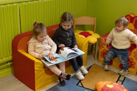Des enfants lisent l'album