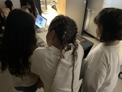 Enfants utilisant la table Mashup lors d'un atelier à Saint-Éloy-les-Mines