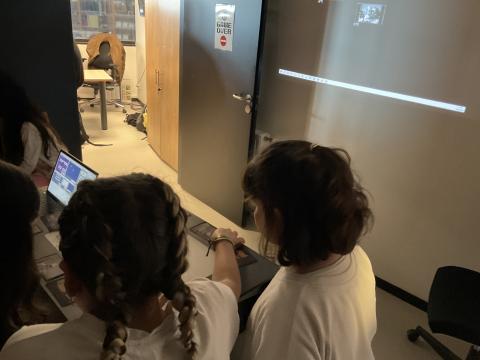 Enfants utilisant la table Mashup lors d'un atelier à Saint-Éloy-les-Mines