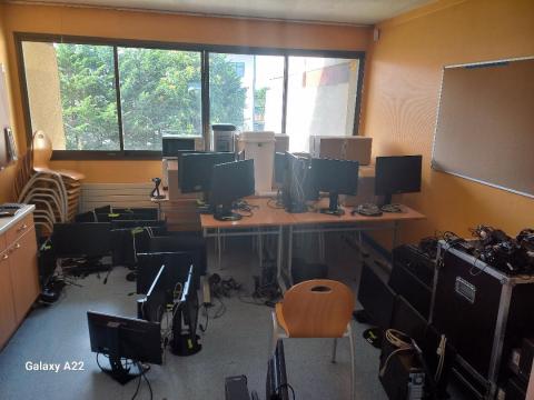 photo de la salle de repos où sont entreposés les PC