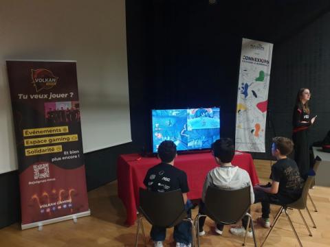 jeunes qui participent à un concours de jeu vidéo
