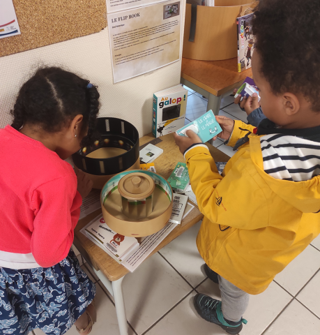 petit garçon et petite fille penchés