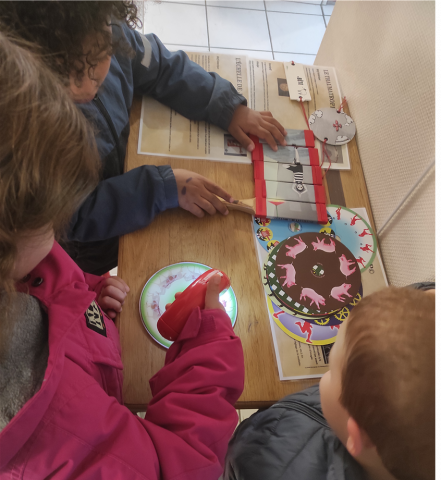 enfants penchés au-dessus du strobotop avec lampe