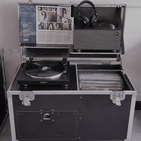 Détail de la Malle Vinyles avec platine et casque d'écoute