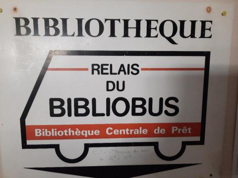 dessin d'un bibliobus avec la mention "Bibliothèque relais"