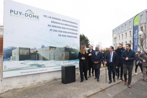 les participants qui sortent du bâtiment pour aller visiter le chantier