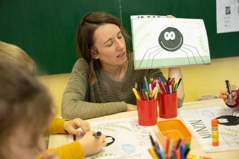 Sophie montre le résultat final de l'atelier