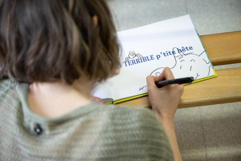 Sophie fait une dédicace à la classe