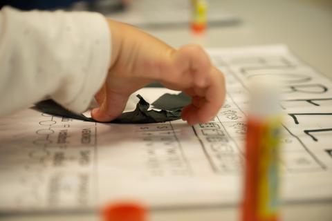 Un enfant crée sa p'tite bête