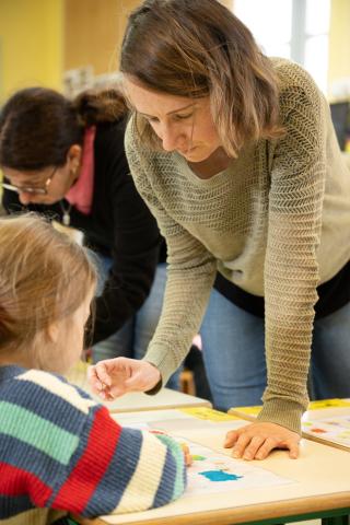 Sophie assiste les enfants dans leur création