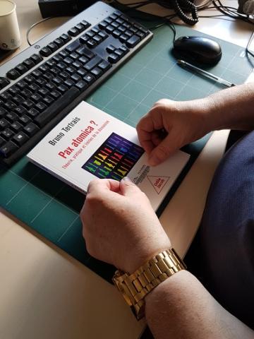 Agent disposant un code barre sur un livre