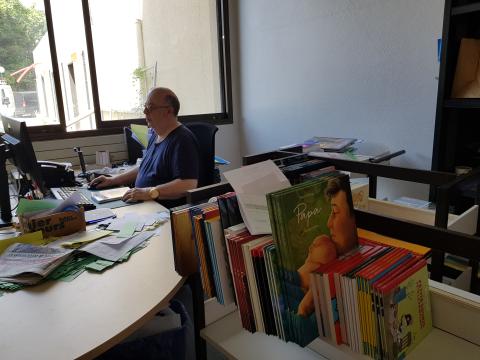 Agent faisant de la réception de documents à son bureau