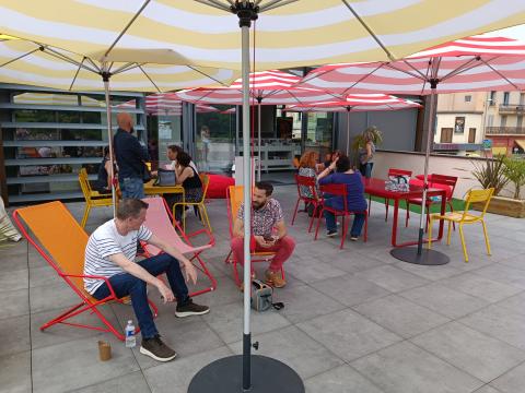 déjeuner des participants sur la terrasse