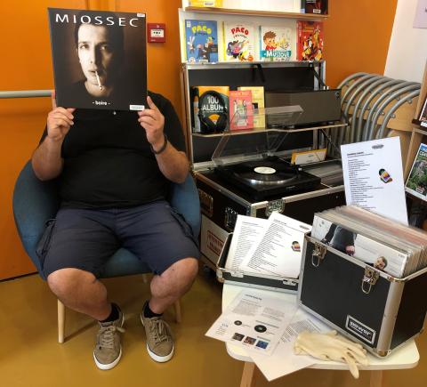 Sleeveface avec la pochette d'un album de Miossec