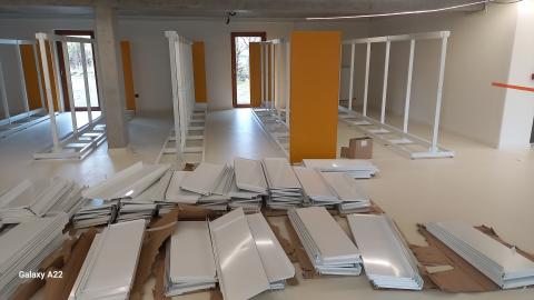 photo du nouveau magasin avec des étagères en cours de montage