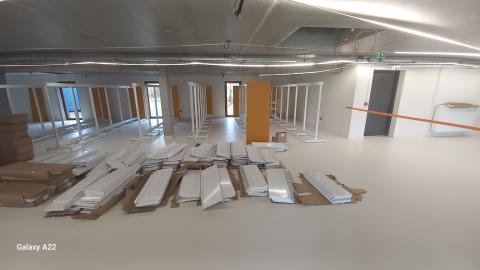 photo du nouveau magasin avec des étagères en cours de montage