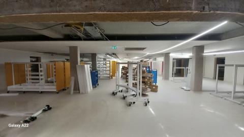 photo du nouveau magasin avec des étagères en cours de montage