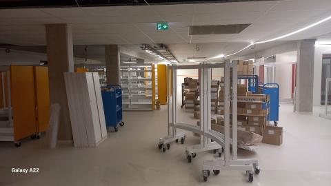 photo du nouveau magasin avec des étagères en cours de montage