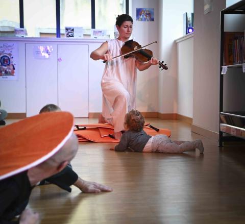FESTIVAL Spectacle Feutres par la compagnie Axotolt à la médiathèque de Combronde © CD63 / Jodie Way