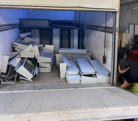 étagères chargées dans le camion