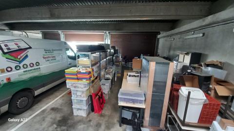 caisses des supports de médiation stockées dans le garage