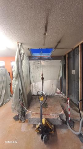 trémie découpée dans le plafond du magasin de la médiathèque départementale