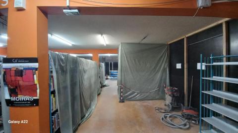 étagères de livres recouvertes de bâches