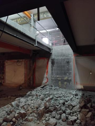 trémie découpée dans le plafond du magasin de la médiathèque départementale