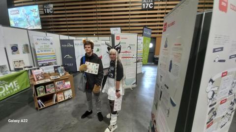 personnes déguisées sur le stand du Département