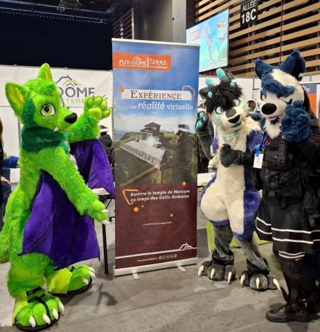 personnes déguisées en animaux sur le stand du Département