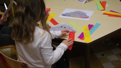 Une petite fille crée son nuage arc-en-ciel